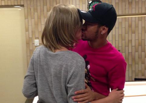 Neymar aparece beijando loira em foto